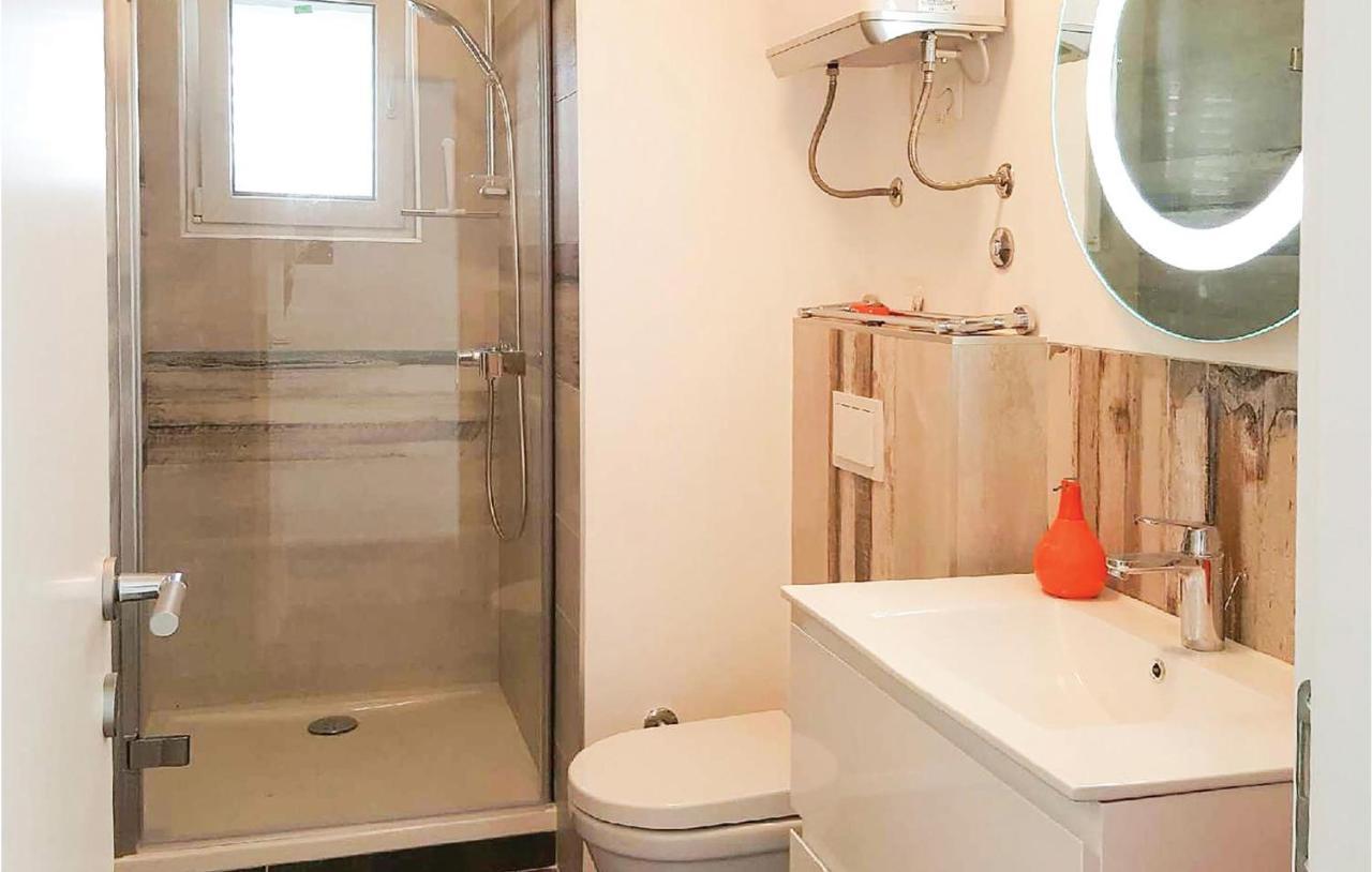 Cozy Apartment In Brodarica With Wifi Luaran gambar