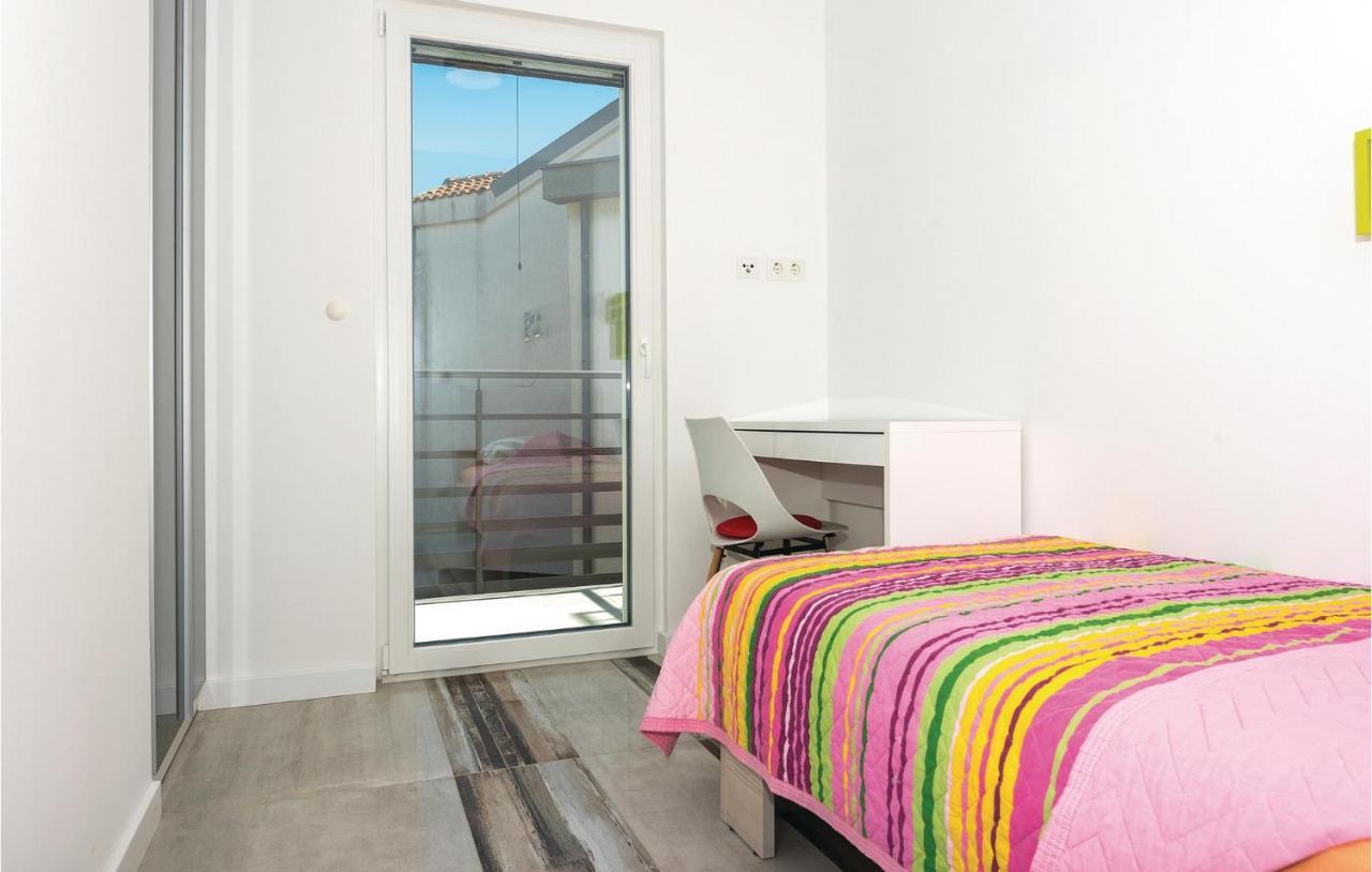 Cozy Apartment In Brodarica With Wifi Luaran gambar