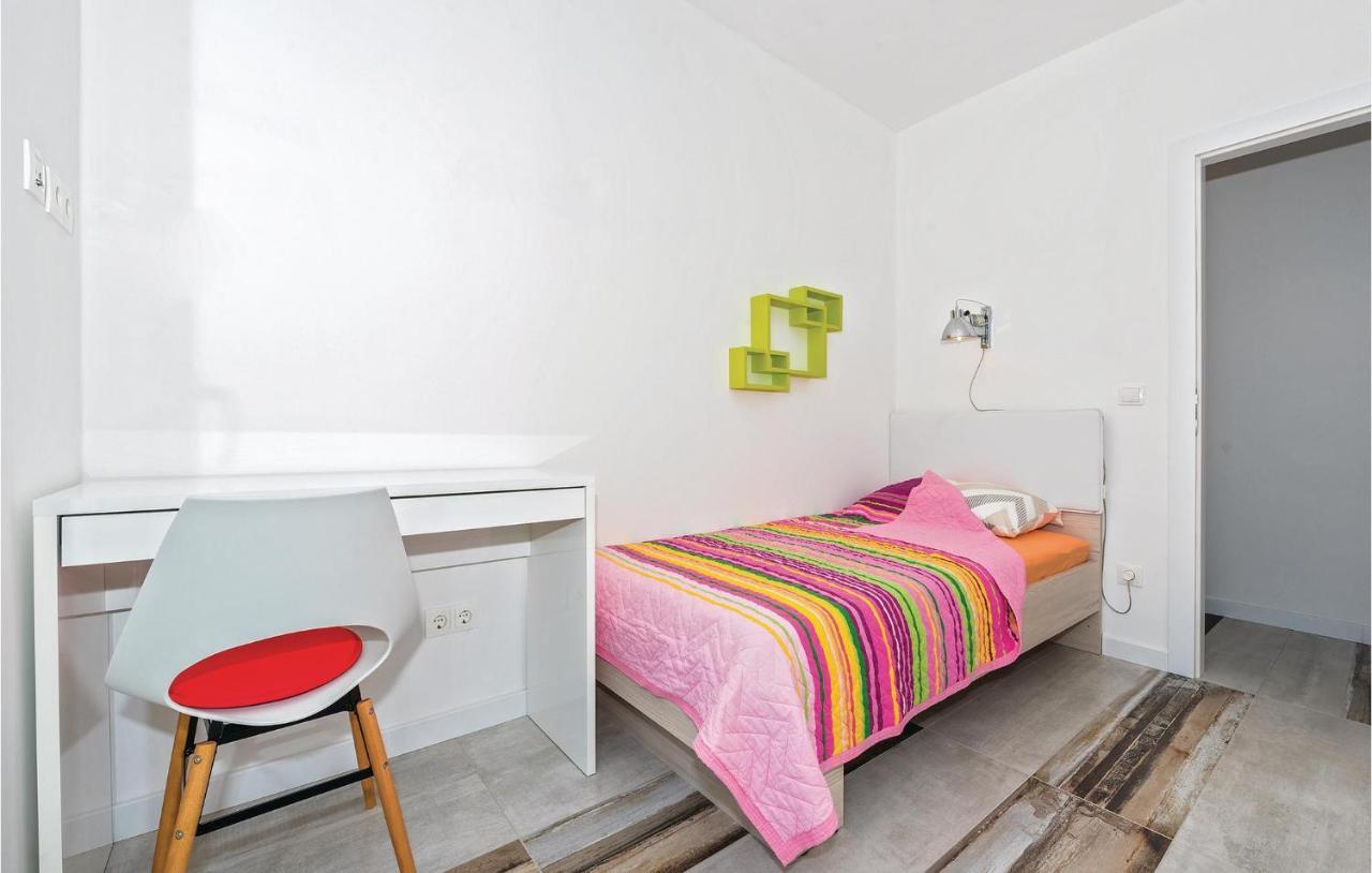 Cozy Apartment In Brodarica With Wifi Luaran gambar