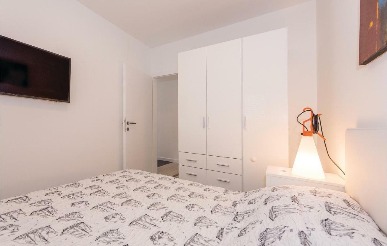 Cozy Apartment In Brodarica With Wifi Luaran gambar